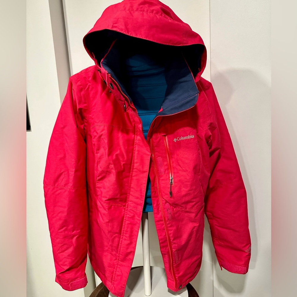 Women’s medium pink ski coat. Like new. Great condition.
